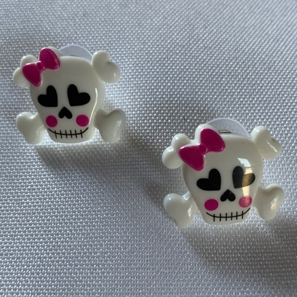 NWT. Handmade Girl Skull and Crossbones with Pink Bow Pierced Earrings! - Picture 1 of 2